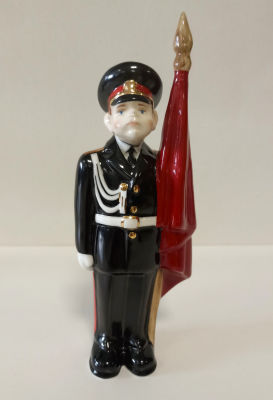 Фарфоровая статуэтка &laquo;Суворовец со знаменем&raquo; (Из серии &laquo;Суворовцы&raquo;)
Подгазурная роспись 