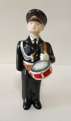 Фарфоровая статуэтка &laquo;Суворовец с барабаном&raquo; (Из серии &laquo;Суворовцы&raquo;)
Подгазурная роспись 