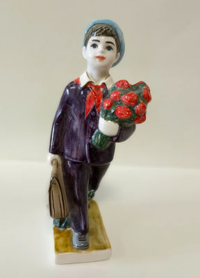 Статуэтка &laquo;Первоклашка&raquo;
&laquo;Пионер с букетом роз&raquo; 
Рубцовский Фарфоровый завод. 
Подглазурная 