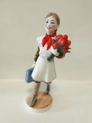 Статуэтка &laquo;В школу&raquo;
Предположительно Рубцовский Фарфоровый завод 
Подглазурная роспись.
Конец 