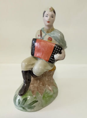 Статуэтка &laquo;Гармонист&raquo;
Барановский фарфоровый завод, 
Автор Присяжнюк.
Фарфор, ручная роспись 