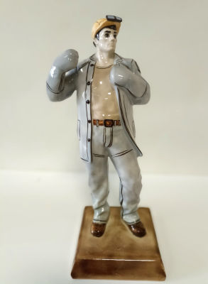 Фарфоровая статуэтка &laquo;Шахтёр&raquo;.
Рубцовский Фарфоровый завод &laquo;Снежинка&raquo;
Подглазурная роспись. 