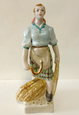 Статуэтка &laquo;Жница&raquo; 
Барановский фарфоровый завод, 
Автор Присяжнюк.
Фарфор, ручная роспись 