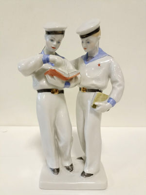 Фарфоровая парная скульптура "Нахимовцы" 
ЛФЗ. 50-е гг.
Автор 
Велихова С.Б.
Подглазурная 