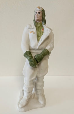 Номерная фарфоровая статуэтка &laquo;Лётчик&raquo; (&laquo;Валерий Чкалов&raquo;).
Ленинградский фарфоровый завод им. 