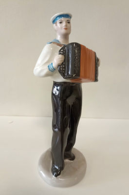 Статуэтка &laquo;Матрос с гармошкой&raquo; 
Коростеньский фарфоровый завод, 
Подглазурная роспись, .
Клеймо 