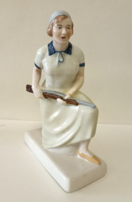 Фарфоровая статуэтка &laquo;Ворошиловский стрелок&raquo; (&laquo;Осовиахимовка&raquo;)
Городницкий Фарфоровый завод 