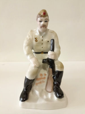 Статуэтка &laquo;Солдат&raquo; Коростеньский фарфоровый завод, 
Подглазурная роспись, золочение.
Клеймо 