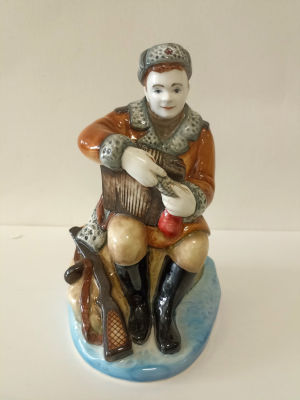 Фарфоровая статуэтка &laquo;Василий Тёркин с гармонью&raquo;.
Керамическая мастерская АМК. 1990-е.
Автор 