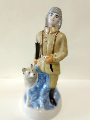 Авторская фарфоровая композиция Пограничник. 
Мастерская Анатолия Тригуба.
Фарфор, ручная 