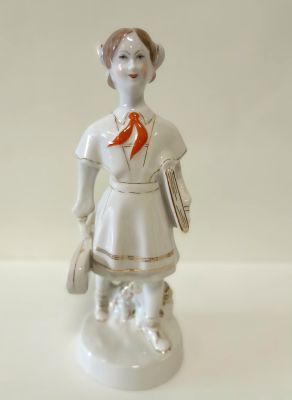 Фарфоровая статуэтка &laquo;На музыку&raquo;
Фабрика И.Е. Кузнецова на Волохове.
Подглазурная роспись 