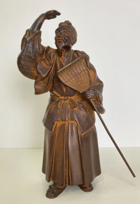 Статуэтка японского мужчины Дзё с граблями. 
Тщательно проработанные детали национальной одежды 