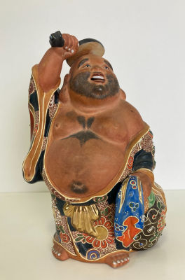 Японская керамическая фигурки Сацума &laquo;Хотей с мешком богатства&raquo;.
Керамика, покрытая глазурью в 