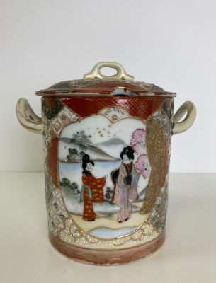 Ваза-сахарница (ваза под сладости) в декоре Сацума.
Сацума – тип японской керамики знаменитой 