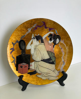 Роскошное декоративное блюдо с изображением жанровой композиции &laquo;У зеркала&raquo;. Тончайшая 