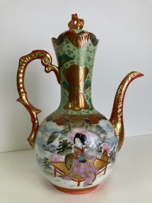 Оригинальный чайник в стилистике позднего Сацума. 
Образец украшен витой ручкой и изогнутым 