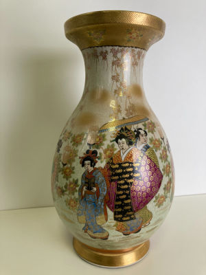 Большая (H=37), великолепная ваза в технике Сацума. 
Корпус украшает композиция с гуляющими по 