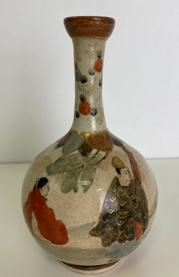 Небольшая японская ваза для одного цветка в технике Сацума.
Корпус украшает композиция сидящей 