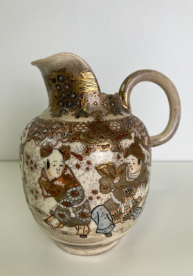 Кувшин в технике Сацума с широким носиком. Многофигурная композиция по корпусу, золочение 
