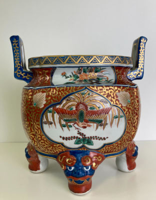 Антикварная ваза-урна с анималистичными ножками, богатым золочением, растительным и графическим 