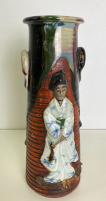 Японская керамическая ваза в технике Сумида Гава.
С изображением людей в национальных одеяниях. 