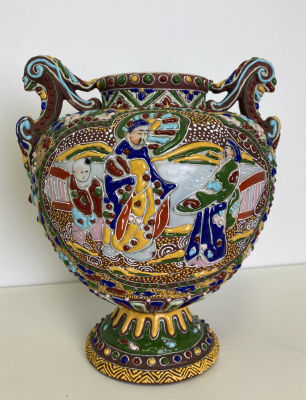 Антикварная ваза в технике Сацума Moriage периода правления Мейдзи (1868-1912).
Удивительная 