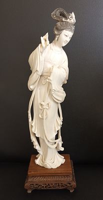 Великолепное Окимоно из кости &laquo;Красавица&raquo; на деревянном постаменте. Тончайшая резьба и 