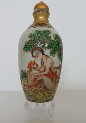 Миниатюрная фарфоровая вазочка для табака (могла использоваться как опиумник). 
Начало- 