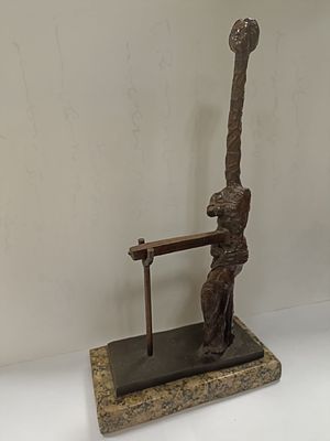 Патинированная бронзовая скульптура по САЛЬВАДОРУ ДАЛИ - "Венера а-ля Жираф" на мраморной 