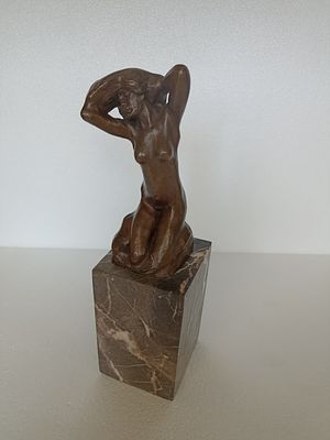 Огюст Роден, Туалет Венеры, 1885-88. 
Художественная бронзовая копия на мраморном основании 