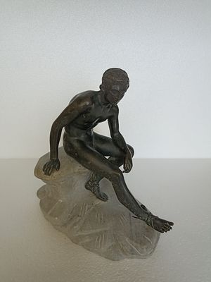 Бронзовая скульптура &laquo;Сидящий мальчик&raquo;, в стилистике образцов античного и классического 