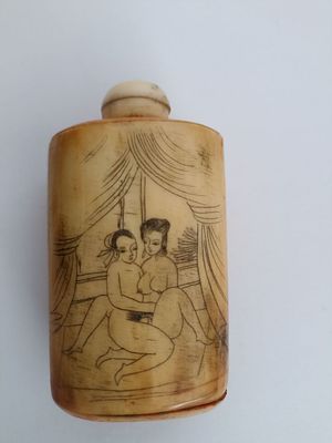 Старинный восточный парфюмерный костяной сосуд или сосуд для нюхательного табака (мог 