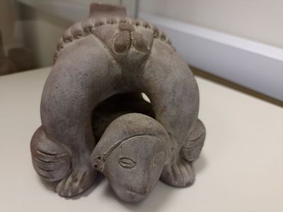 Большая глиняная антропоморфная скульптура "Акробат". В характерной стилистике культуры 