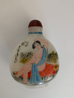 Китайская эмалированная расписанная с обеих сторон бутылочка для нюхательного табака. 