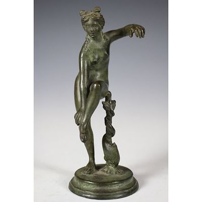 Бронзовая античная литая статуя женщины. 
Высокохудожественное исполнение. Безупречное 