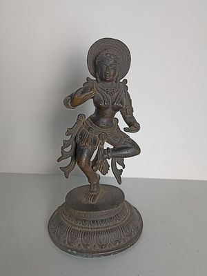 Бронзовая танцующая дева Апсара -полубогиня в индуистской мифологии, дух облаков или воды. 