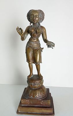 Антикварная бронзовая фигура Рукмини.
В индуистской мифологии главная жена и царевна Кришны в 