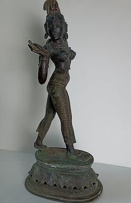 Большая бронзовая фигура &laquo;Танец Апсары&raquo;.
Апсара – танцующая небесная дева в индуистской и 