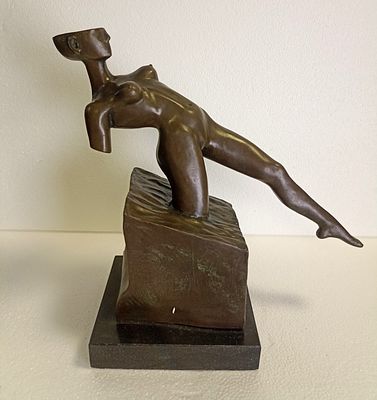 Огюст Роден (1840-1917)
Обнаженная дама в стиле ар-деко, бронза, на мраморном постаменте 