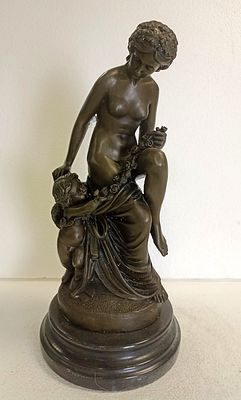 Бронзовая композиция "Обнаженная с купидоном".
На деревянном постаменте.
Предположительно конец 