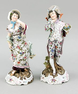 Статуэтки кавалера и дамы из элегантной пары &laquo;Кавалер роз и его дама&raquo; на основании в форме 