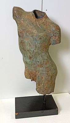 Большой бронзовый мужской торс в античном стиле, установленный на деревянном основании.
Патина. 