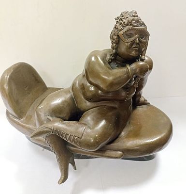 Бронзовая скульптура Фернандо Ботеро "В поисках красоты". Авторская подпись. Элегантная 