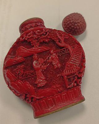 Китайская бутылочка для нюхательного табака в многоступенчатой технике Цинабар: смола лакового 