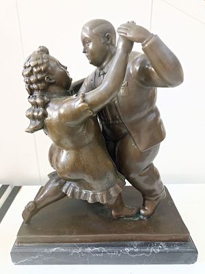 Подписанная бронзовая скульптура Фернандо Ботеро на мраморном основании. Высота 31 см.