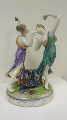 Фарфоровая фигурная группа на постаменте овальной формы &laquo;Dancing bacchantes&raquo;. Тюрингия. 