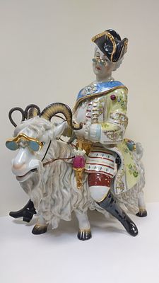 Фарфоровая фигурная группа "Кавалер на козле". Высота 40см. Мейсоновская мануфактура.
