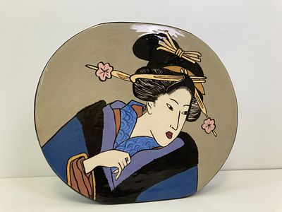 Большая (30х36см) ваза необычной формы &laquo;Гейша&raquo;. Круглая с фронтальной стороны и плоская сбоку 