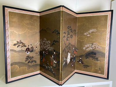 Большая (91х183см) японская авторская ширма. Многофигурная композиция демонстрирует сцены из 