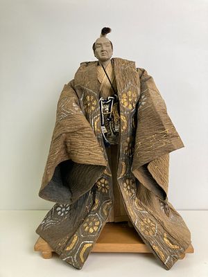 Коллекционная восточная кукла в традиционном одеянии, выполненном из гофрированного полотна с 